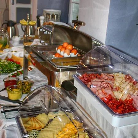 מלון Hotel Telc 4*